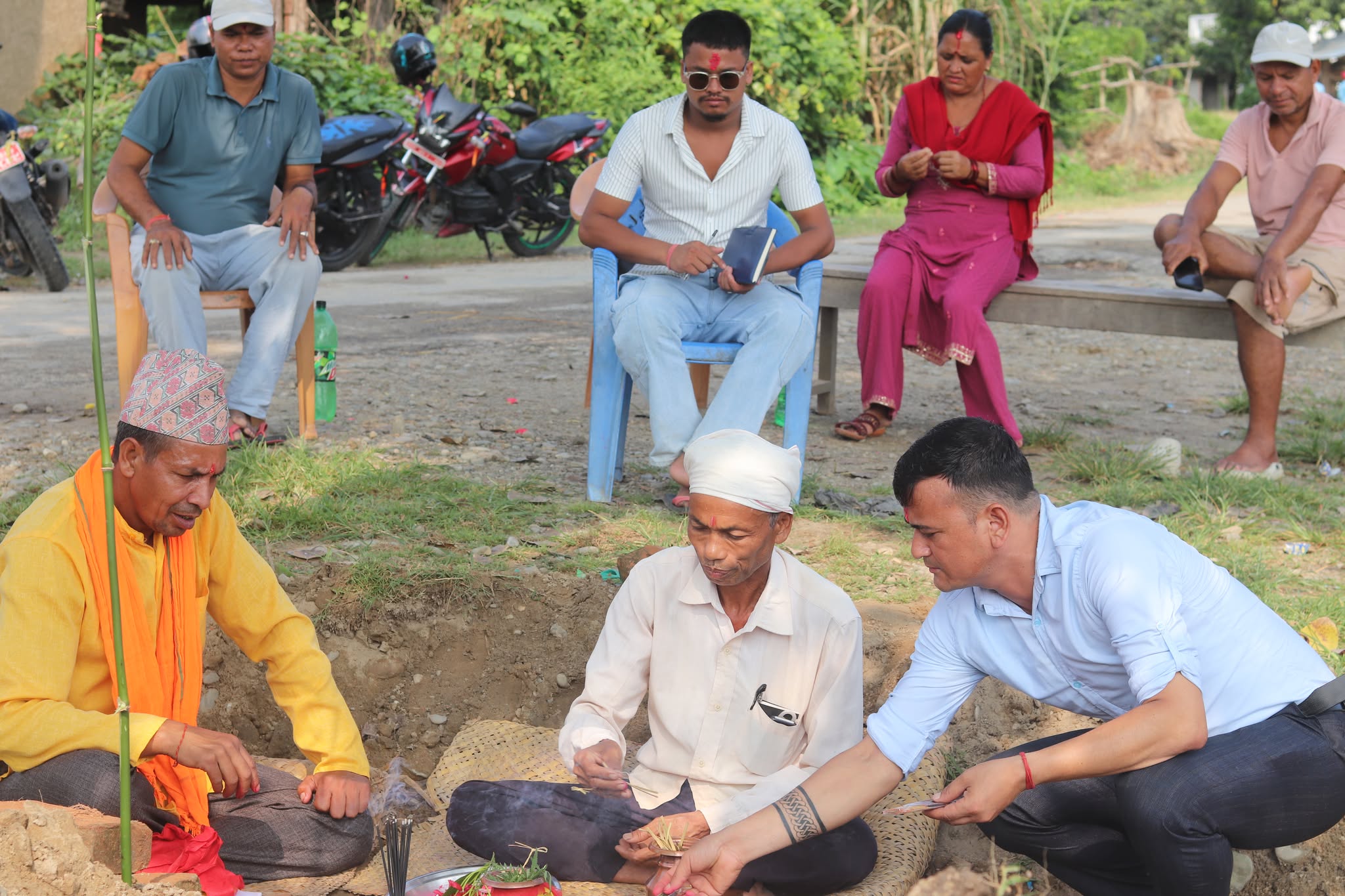 स्थानीयको सहयोग र श्रमदानमा डमौलियामा चौतारो निर्माण सुरु