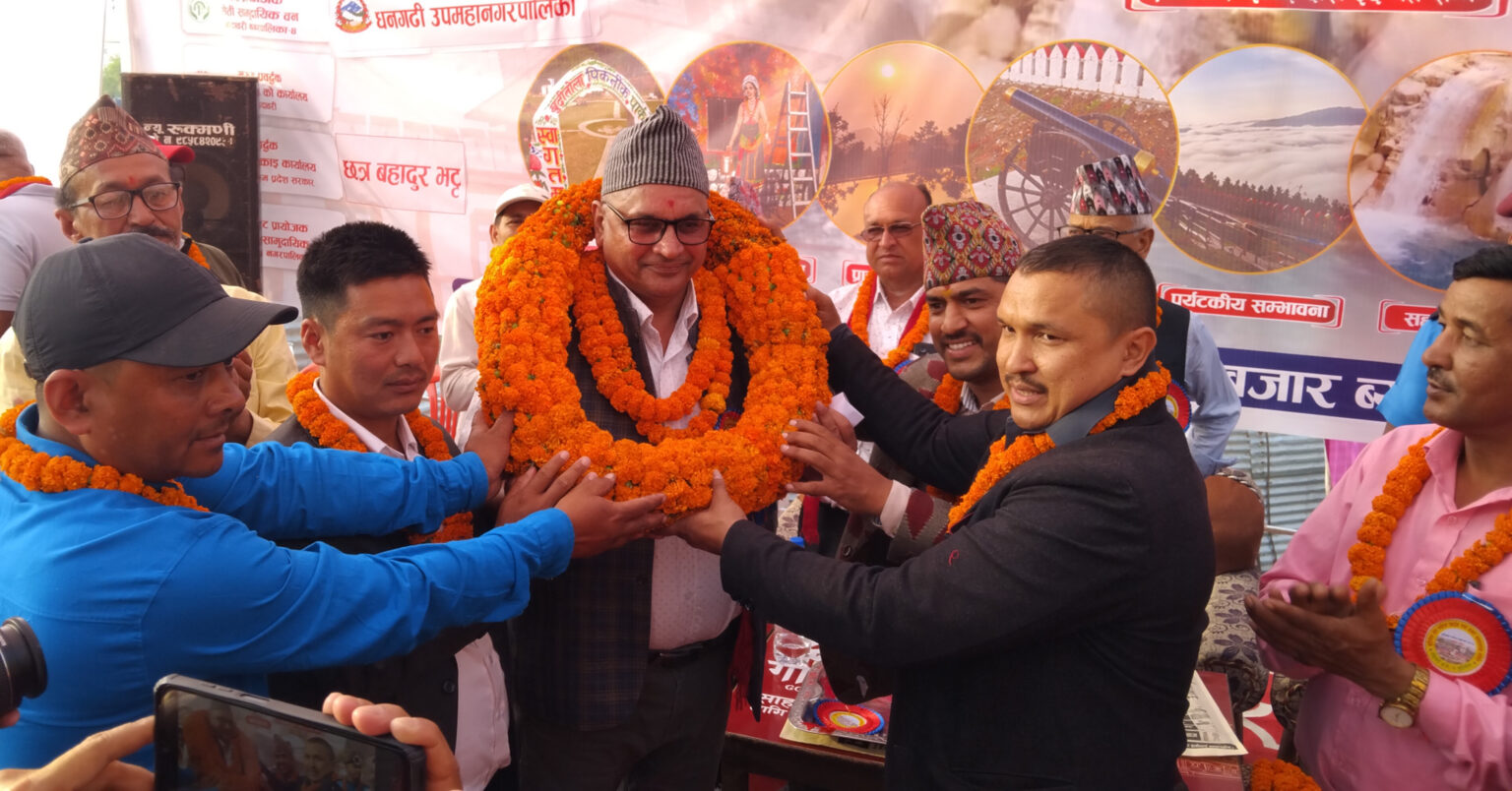 बुढीतोलालाई पर्यटकीय गन्तव्य बनाउन पाँच बुँदे माग, सचिव कोइरालालाई ५ किलोको मालाले सम्मान