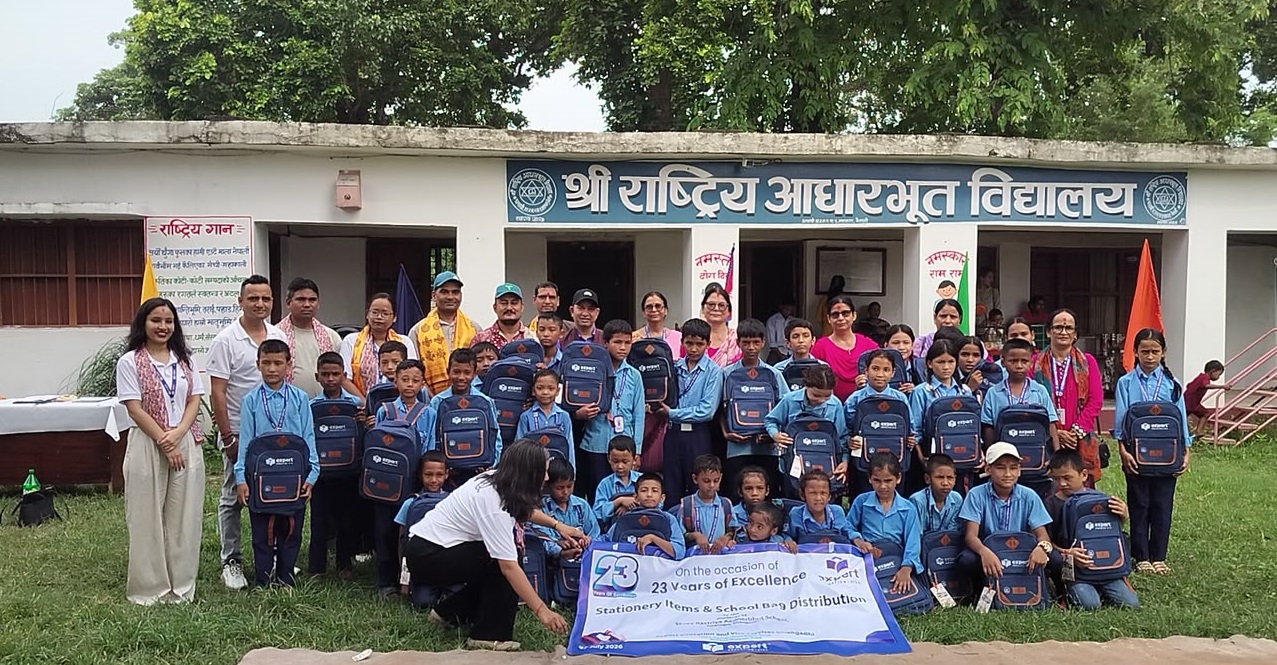 एक्सपर्ट एजुकेसनद्वारा राष्ट्रिय आधारभूत विद्यालयका विद्यार्थीलाई झोला र शैक्षिक सामग्री वितरण