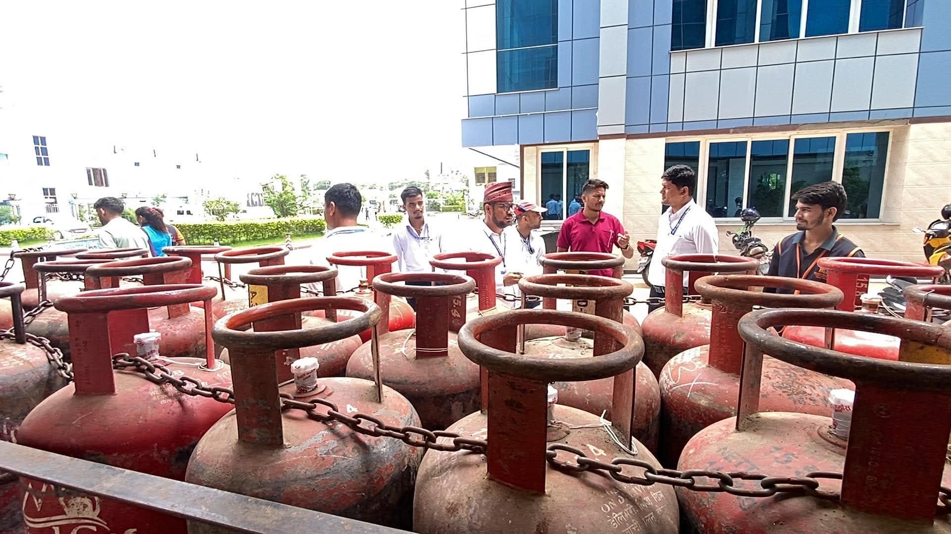 कैलालीमा एलपी ग्याँसको चाप : आपूर्ति बढ्दा पनि उपभोक्ता लाइनमा, ‘अभावको मनोविज्ञान’ मुख्य चुनौती